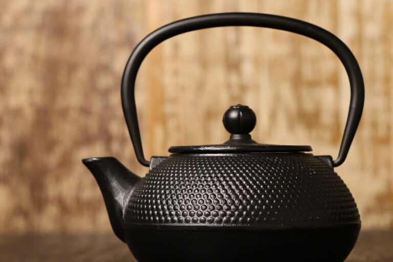 毎日のお茶がより美味しくなる!岩手県奥州市の大人気の急須「南部鉄器」