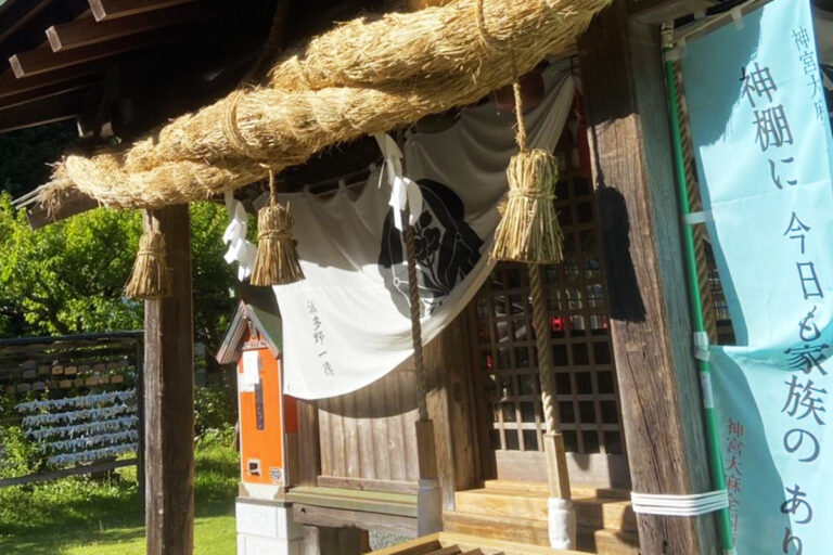 天然記念物の森の中にある幻想的な神社「八所宮」