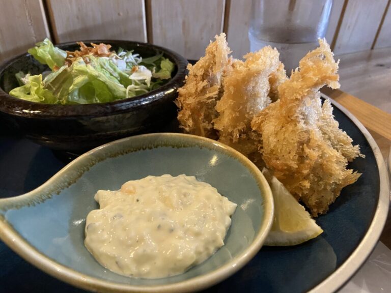 一度食べたら忘れられないあの食感！昭和の街並みを眺めながらいただく「絶品アジフライ」
