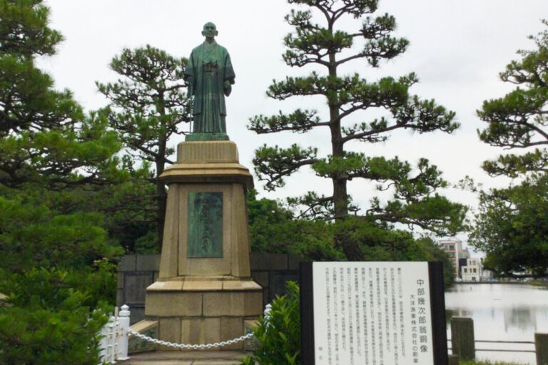 緑いっぱいの植物とさまざまな施設がある明石公園