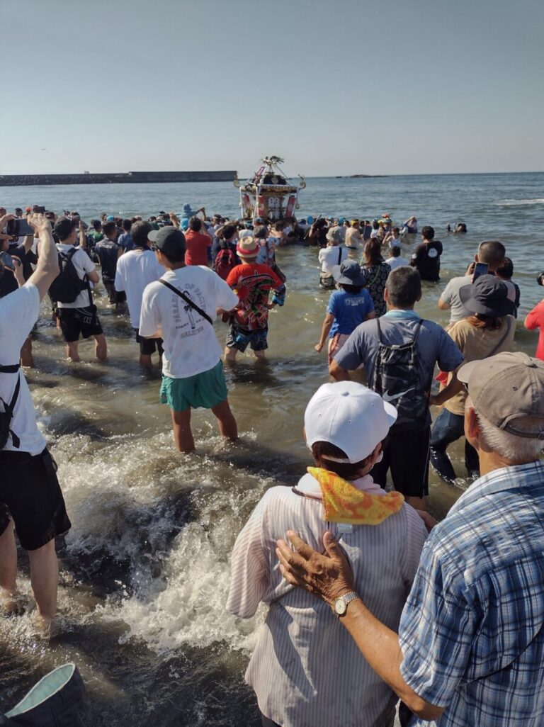 4年ぶりに神輿が海へ! 茅ヶ崎海岸浜降祭(はまおりさい)