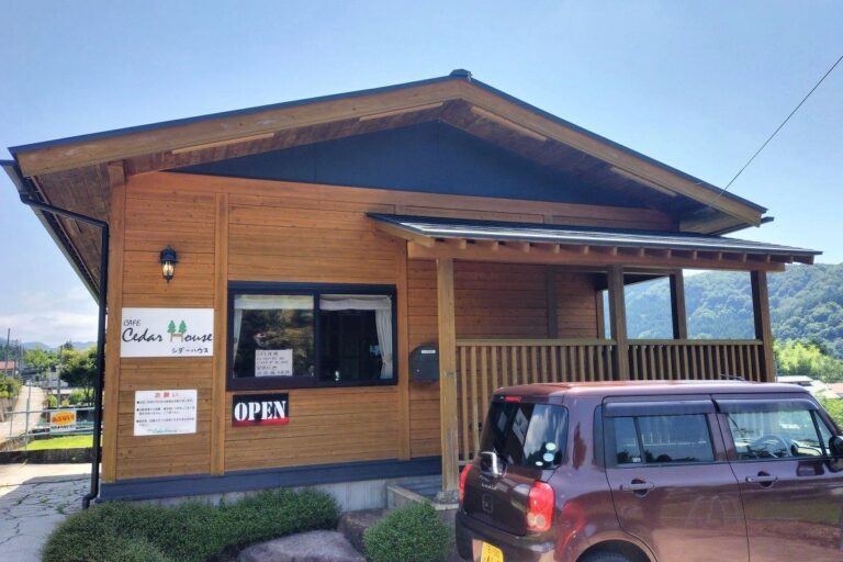 木の香りに癒やされる隠れ家風カフェ「CAFE Cedar House（シダーハウス）」｜石川県白山市