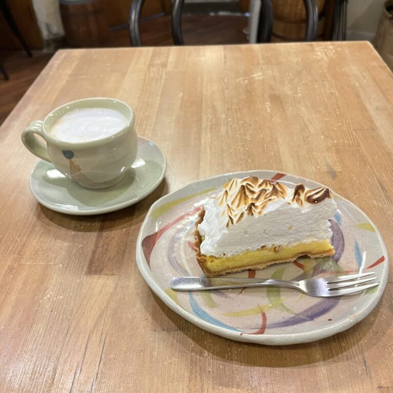木と陶器の温もりに包まれて【カフェ 呂久呂】
