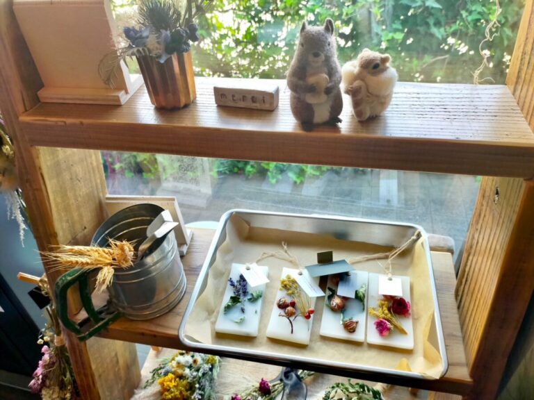 ドライフラワーに囲まれた土曜日限定のパン屋さん：こなkona工房