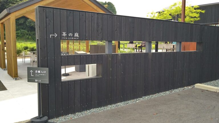 静岡県のお茶を満喫する「茶の庭」お茶畑を目の前に楽しめるカフェ