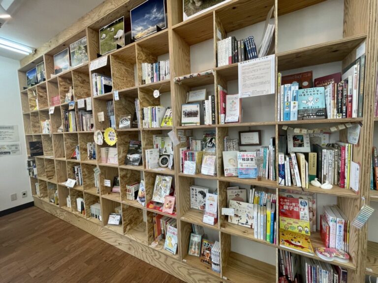 みんなで作る新しい居場所。一箱本棚オーナー制度を取り入れた駅の図書室『FLAT』