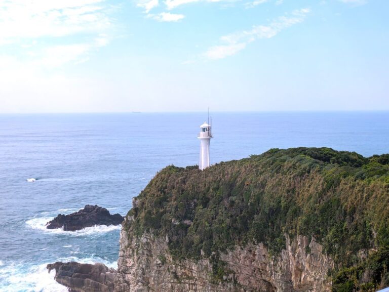 まるで物語に出てくる道？通り抜けると四国最南端の足摺岬｜高知県土佐清水市