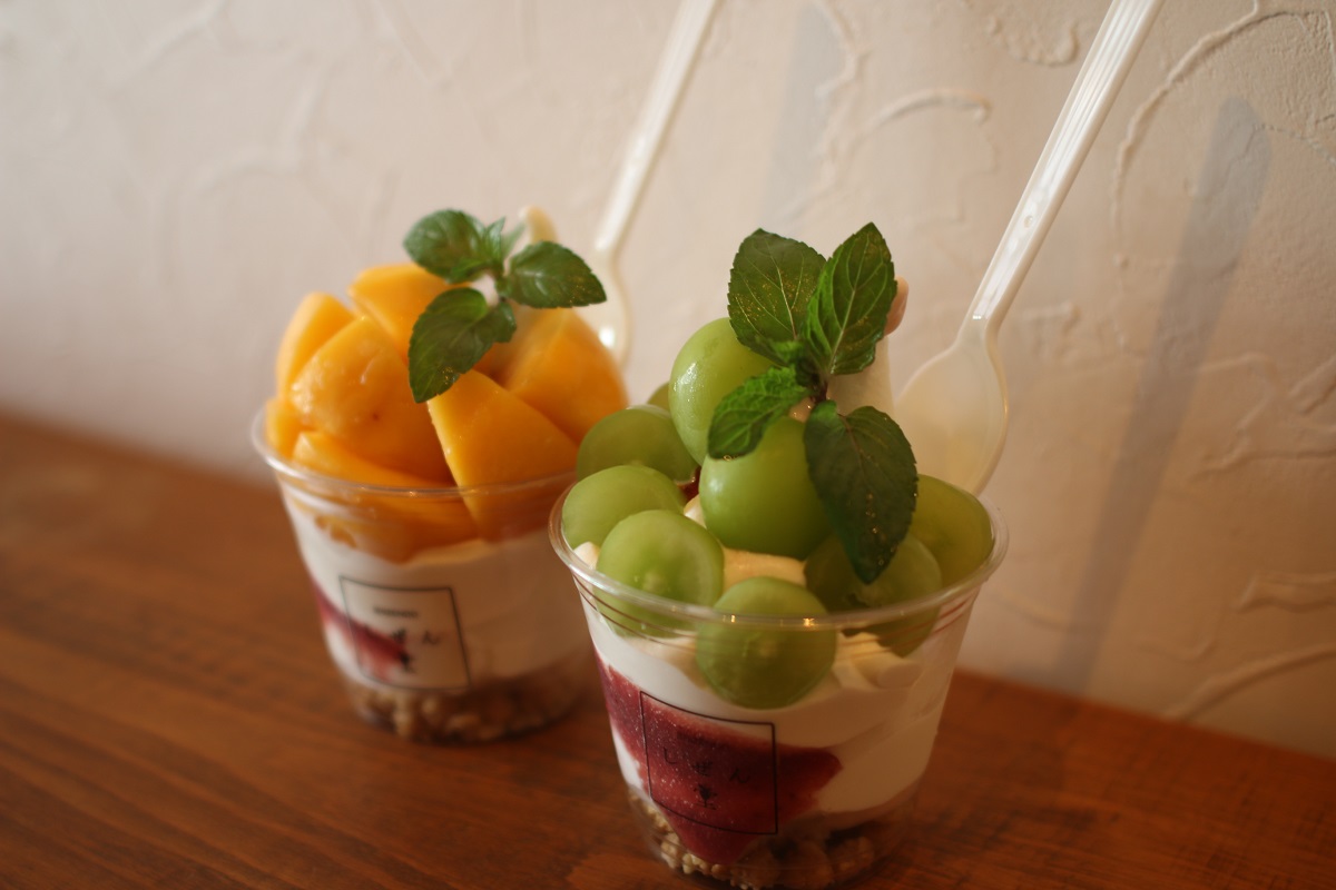 黒壁スクエアでフルーツたっぷりのパフェを満喫｜三ツ星甘実 しぜん堂