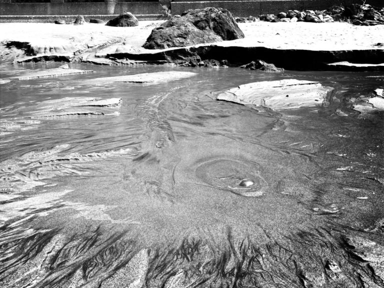 真水が湧き出る不思議なビーチ｜釜磯海岸の湧水