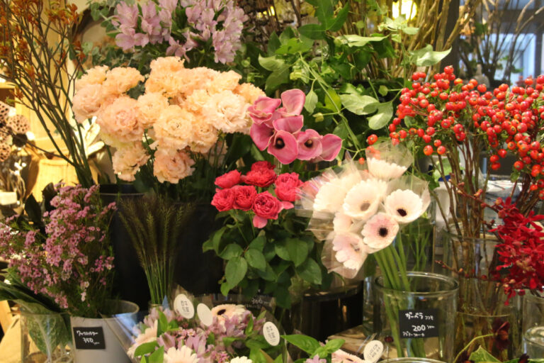 博物館通りのレトロなまちなみ「百年花屋」で季節の花を楽しむ
