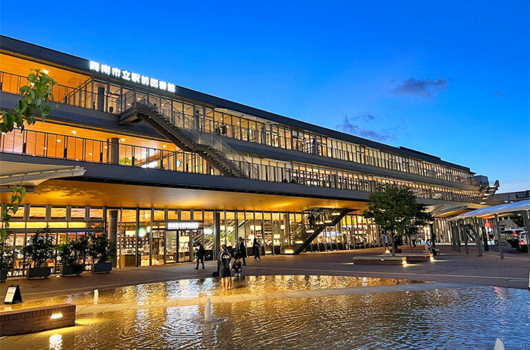 山口県周南市立徳山駅前図書館 | 夜の読書も楽しめる！地域のにぎわい図書館の魅力