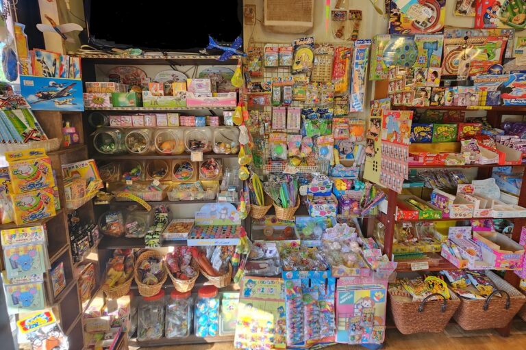 子どもも大人も集う場所！アナログのコミュニケーションを大切にする「駄菓子屋 笑話」｜静岡県浜松市【前編】