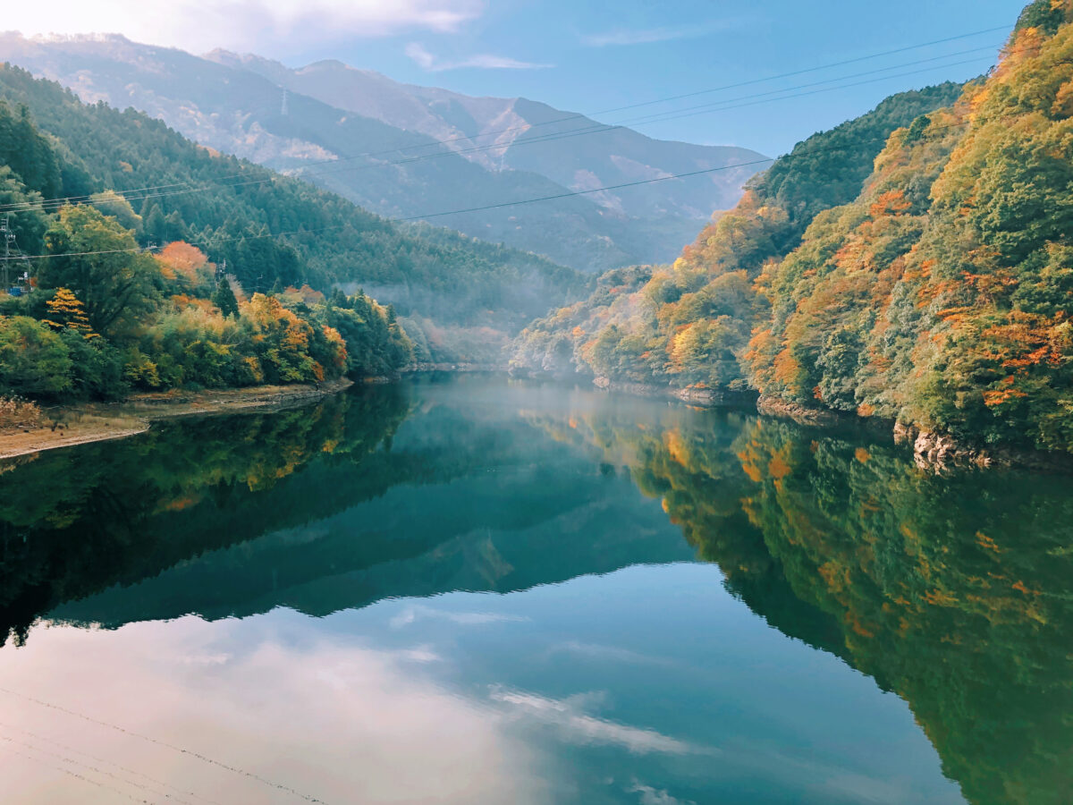 愛媛で穴場の紅葉スポット！水鏡に映える四季折々の景色が美しい金砂湖