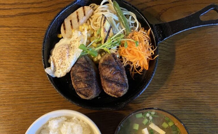 黒毛和牛100％の炭火焼きハンバーグ！西郷隆盛洞窟前にあるGrill&Cafe「月とアネモネ」