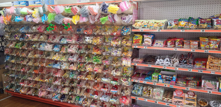 お菓子がたくさんあるじゃん！子ども時代にタイムスリップできちゃう！？「だがしや あ～るじゃん」｜北海道江別市