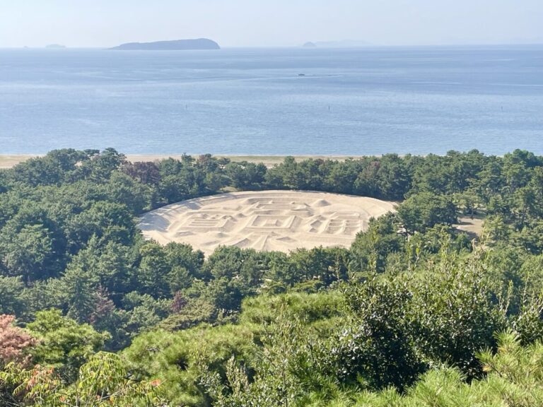 巨大な砂絵が金運スポット？銭形展望台について紹介｜香川県観音寺市
