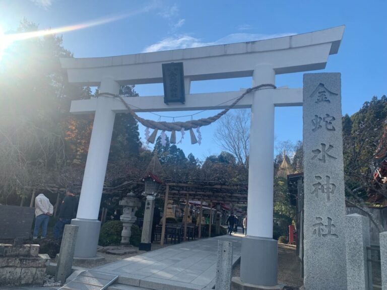 真っ白な鳥居!?某アニメで最注目「金運アップ」期待大な金蛇水神社の魅力に迫る!