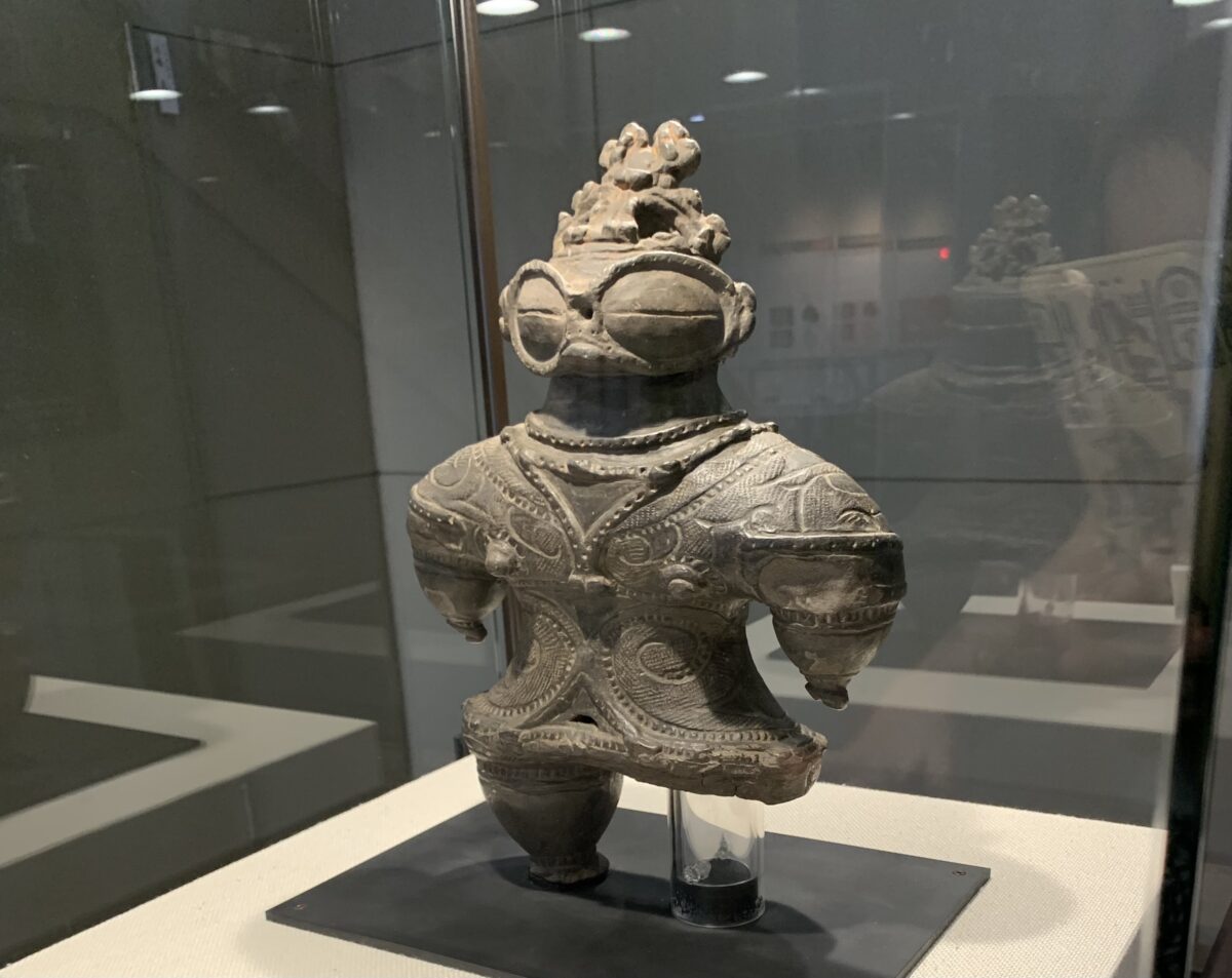 遮光器土偶　青森県つがる市亀ケ岡周辺出土 遮光器土偶の置き物 (大) 1体 つがる 亀ヶ岡焼 しきろ庵｜青森 津軽