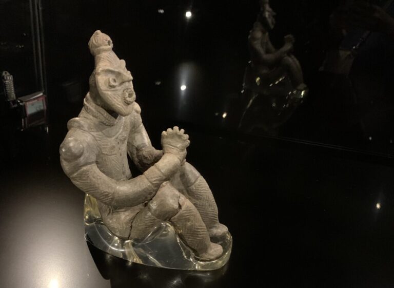 国宝に会える贅沢!赤×黒の粋な展示空間|青森県八戸市「是川縄文館」