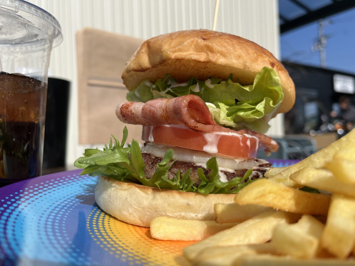 居心地の良さと会話が楽しい、バーガーとカスタムバイクのお店が