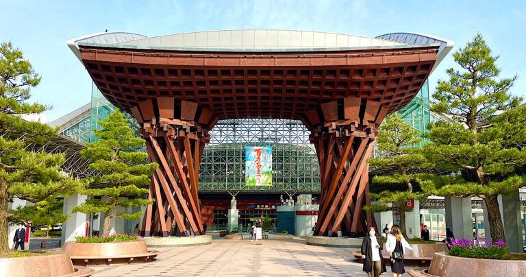 アートな尾山神社は金沢駅前!神門に埋め込まれたステンドグラス「ギヤマン」は夕日に灯る