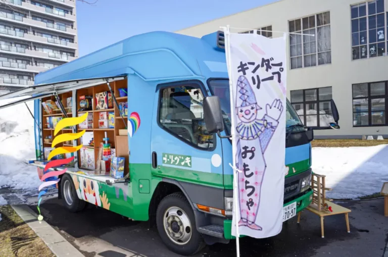 ワクワクがやってくる！夢を積んだ移動おもちゃ屋「キンダーリープ号」に会いに行こう