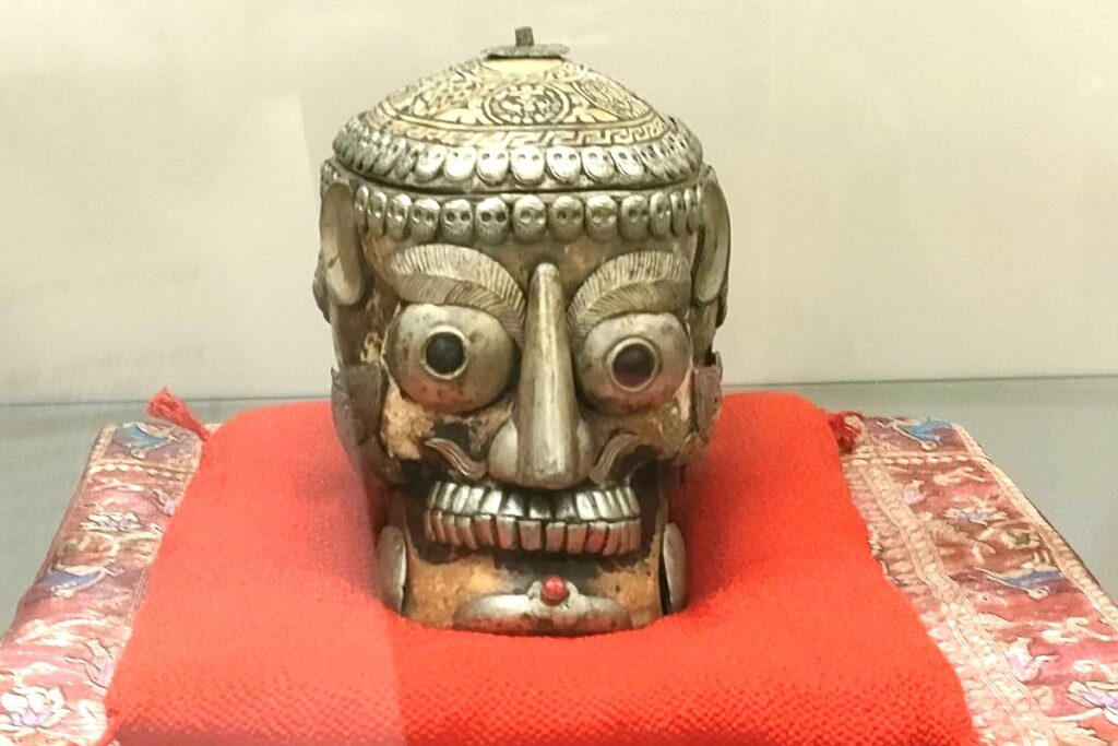 メタル装飾の頭蓋骨（チベット製）