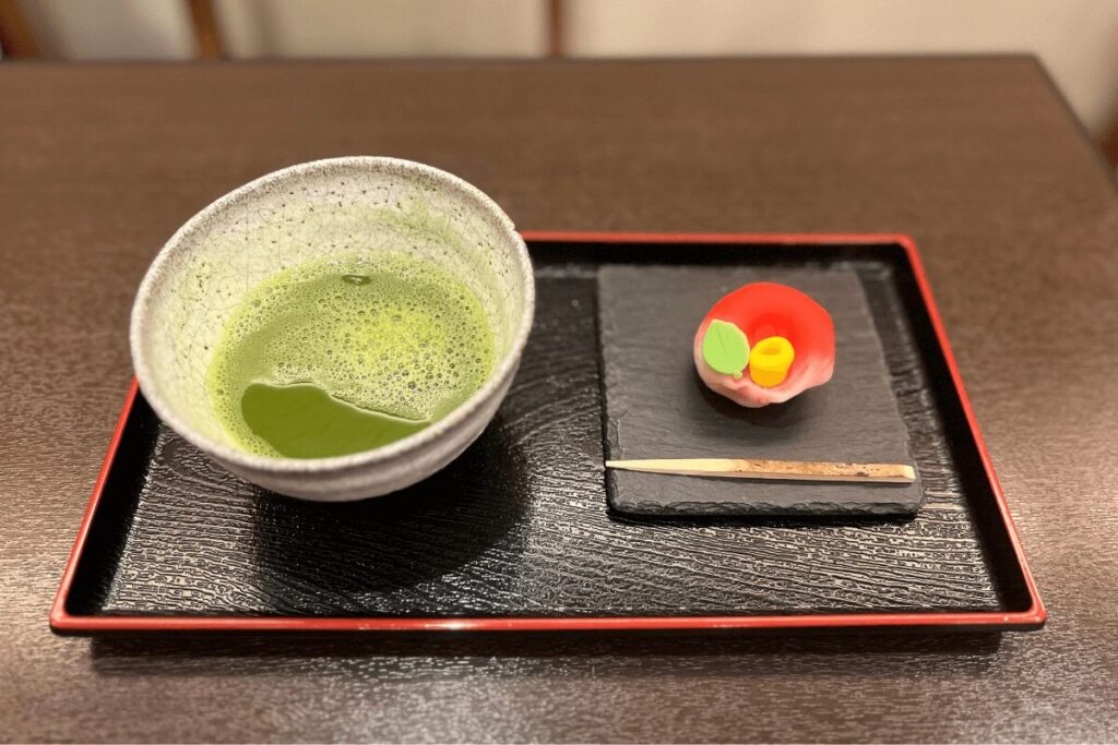 抹茶と和菓子セット。今回は「長崎つばき」をチョイス。
