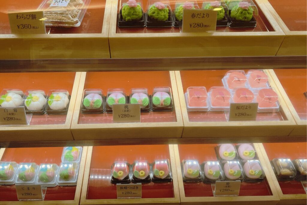 白水堂店舗にては色とりどりの和菓子があり、どれにしようか悩みます。