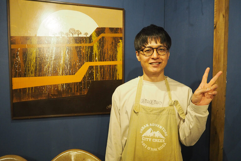スパイスの効いた笑いが楽しめる！沖縄県那覇市の「カレー屋タケちゃん」でスタンドアップコメディを堪能しよう