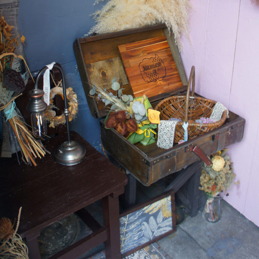 糸満市の小さな焼き菓子屋「ぬちぐすいお菓子」の店内