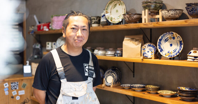 日常が色づくようにと心のこもったやちむんづくり。古典と現代が融合する、沖縄の西原町「やちむん工房 與那嶺」