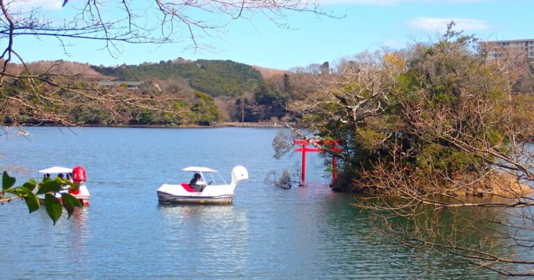 謎の赤牛伝説が残る「一碧湖」の遊歩道を歩く｜静岡県伊東市