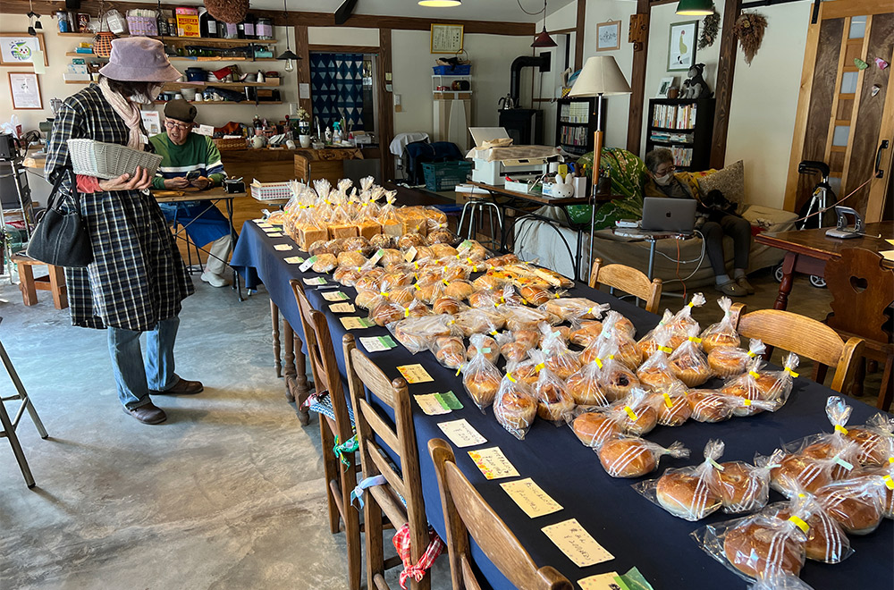 山口県周南市の魅力が詰まった場所！文化と食を楽しむ"三丘文庫”の自然派パン店内