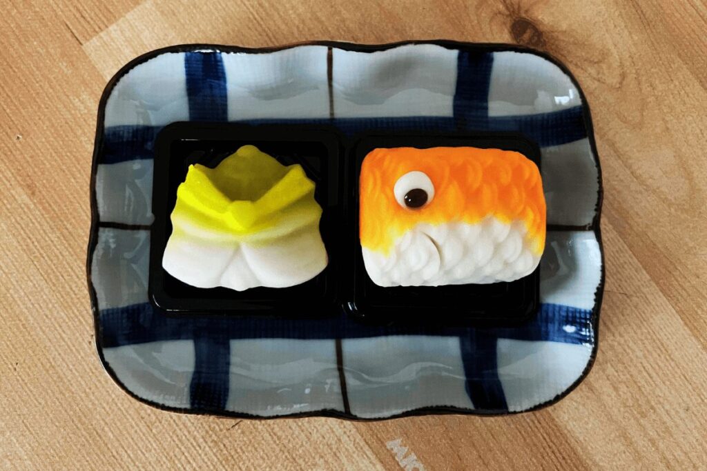 可愛らしい練りきりの和菓子で兜・鯉のぼりを表現しています。