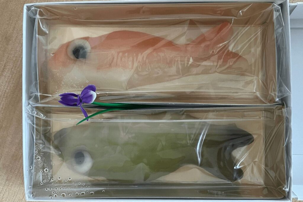 個包装された鯉菓子