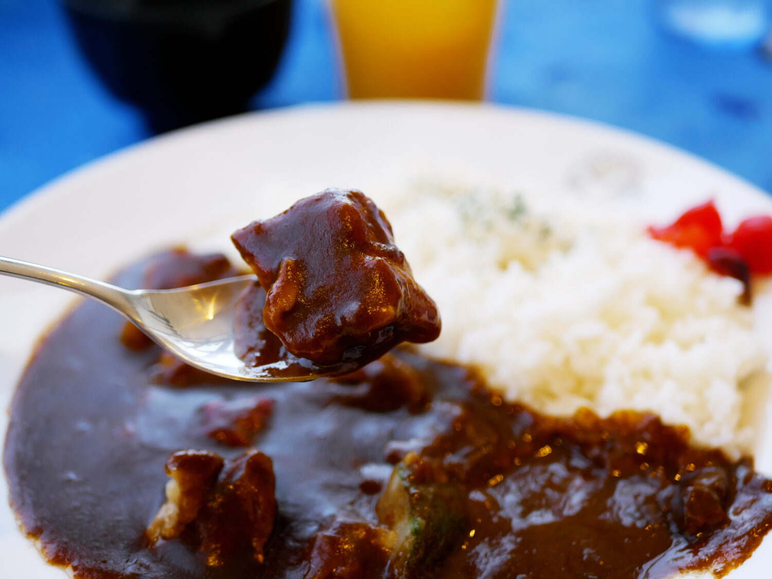 すなば珈琲のカレーをスプーンですくった様子