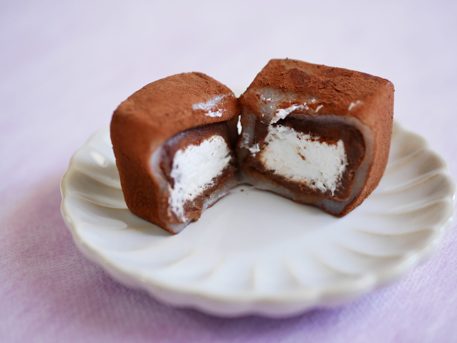 半分にカットした「MOCHI cube®」生チョコ