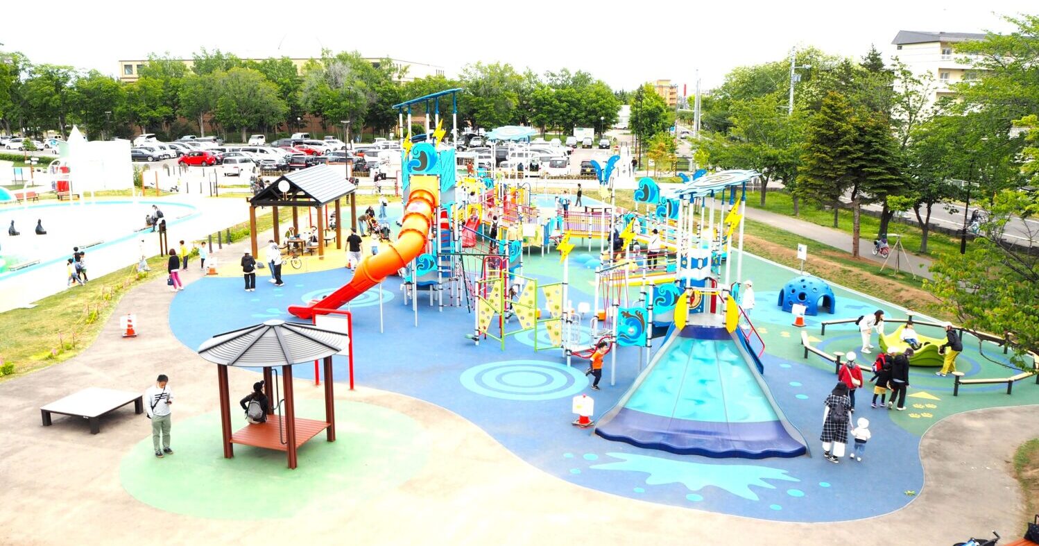 大学が見える公園 みんなで遊べる場所『農試公園ガリバー広場』はみんなで助け合う場所