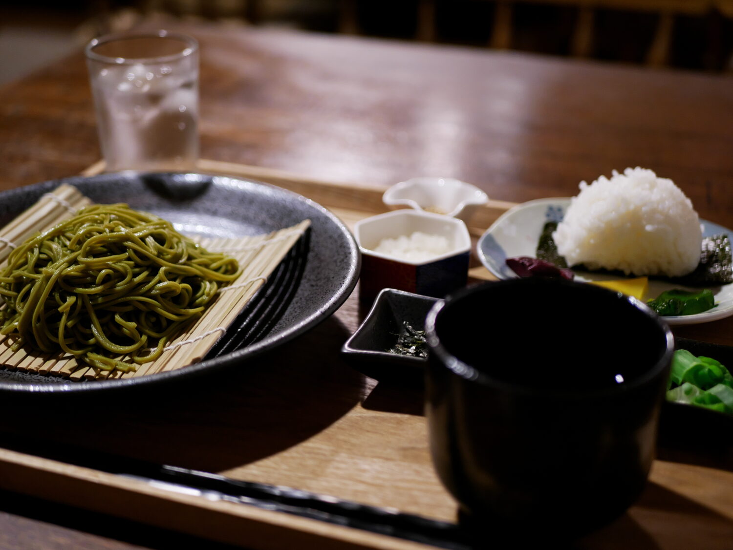 茶そばとおにぎりのセット