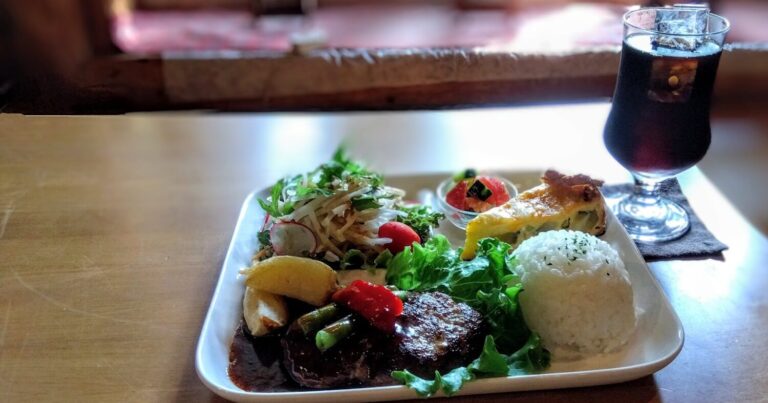 MOIWA三荘KITCHEN Logは山のふもとにあるアーティストが吸い寄せられるカフェ|札幌市南区