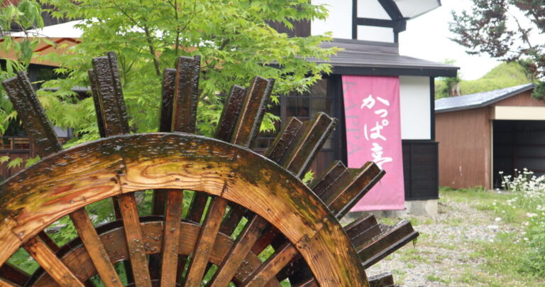 雨音と北アルプスの絶景が織りなす癒しの時間。白馬村の古民家カフェ「かっぱ亭」