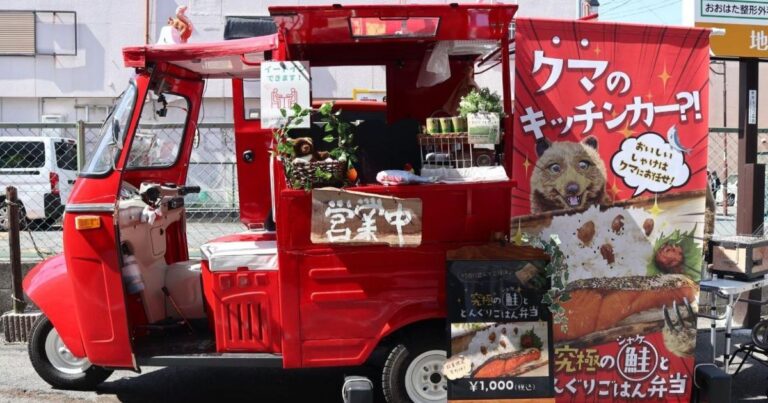 炭火で焼いた鮭をクマが真っ赤なキッチンカーで販売！究極の鮭とどんぐりご飯弁当はいかが？