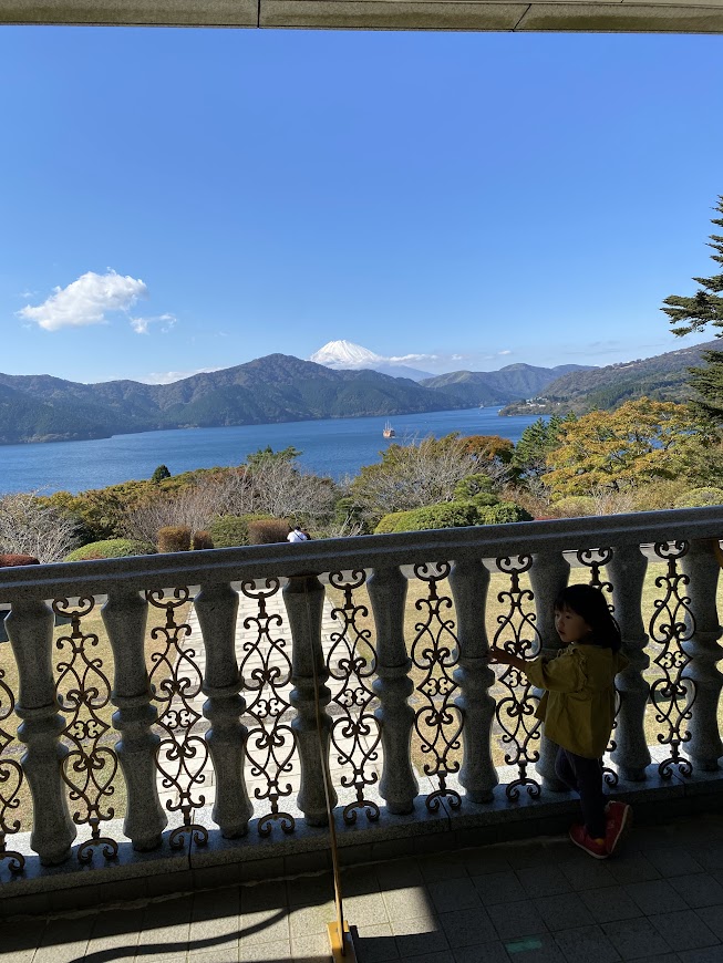 展望室から見る芦ノ湖と富士山の絶景