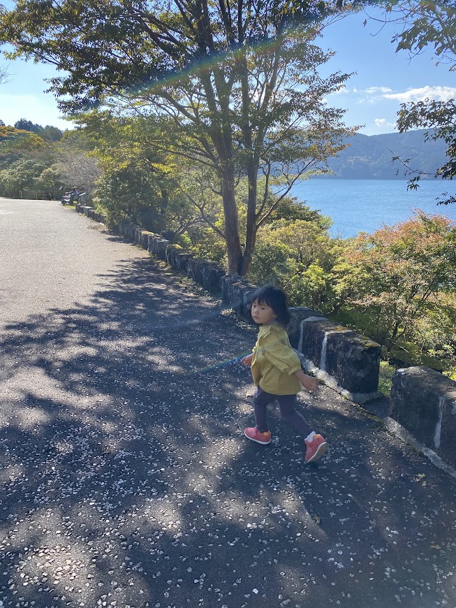 恩賜箱根公園を散策する子ども