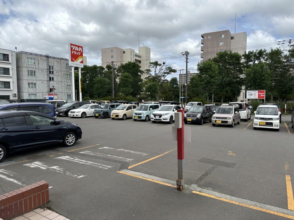 ツルハドラッグひばりが丘店駐車場