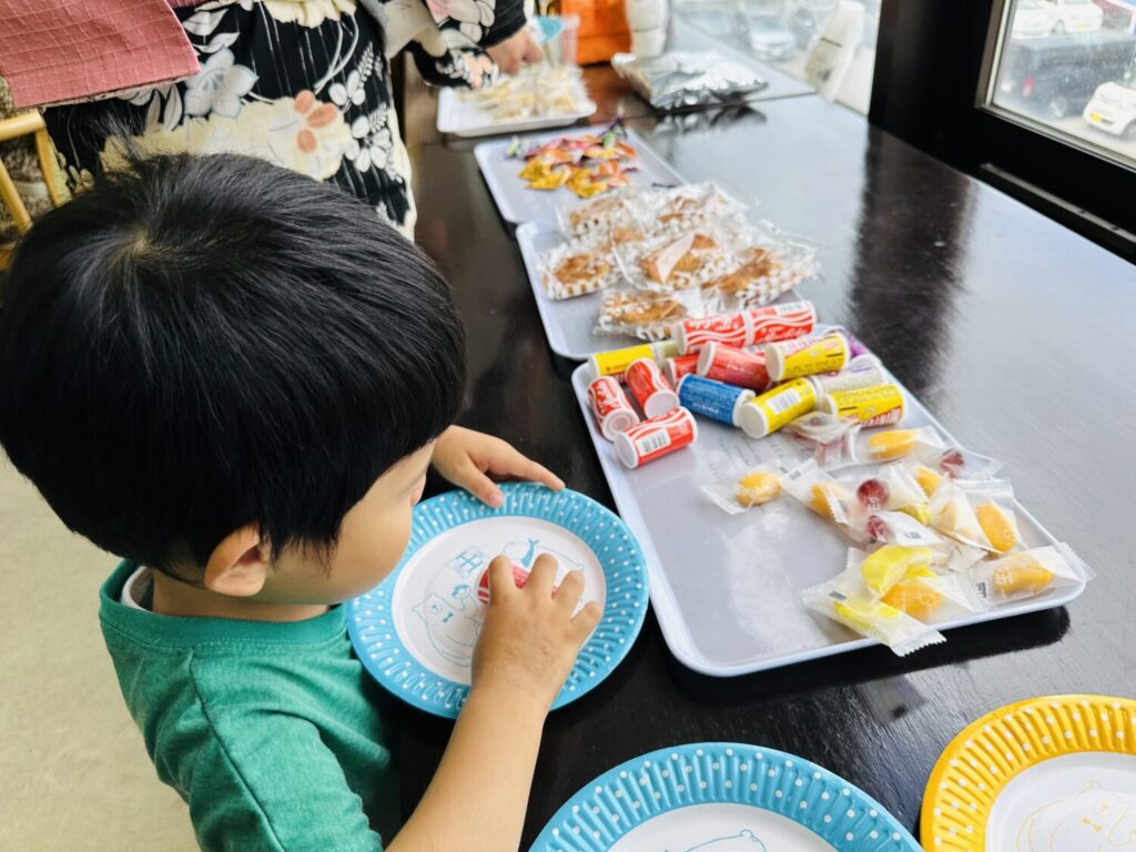 ママの輪カフェでお菓子を選ぶ子ども