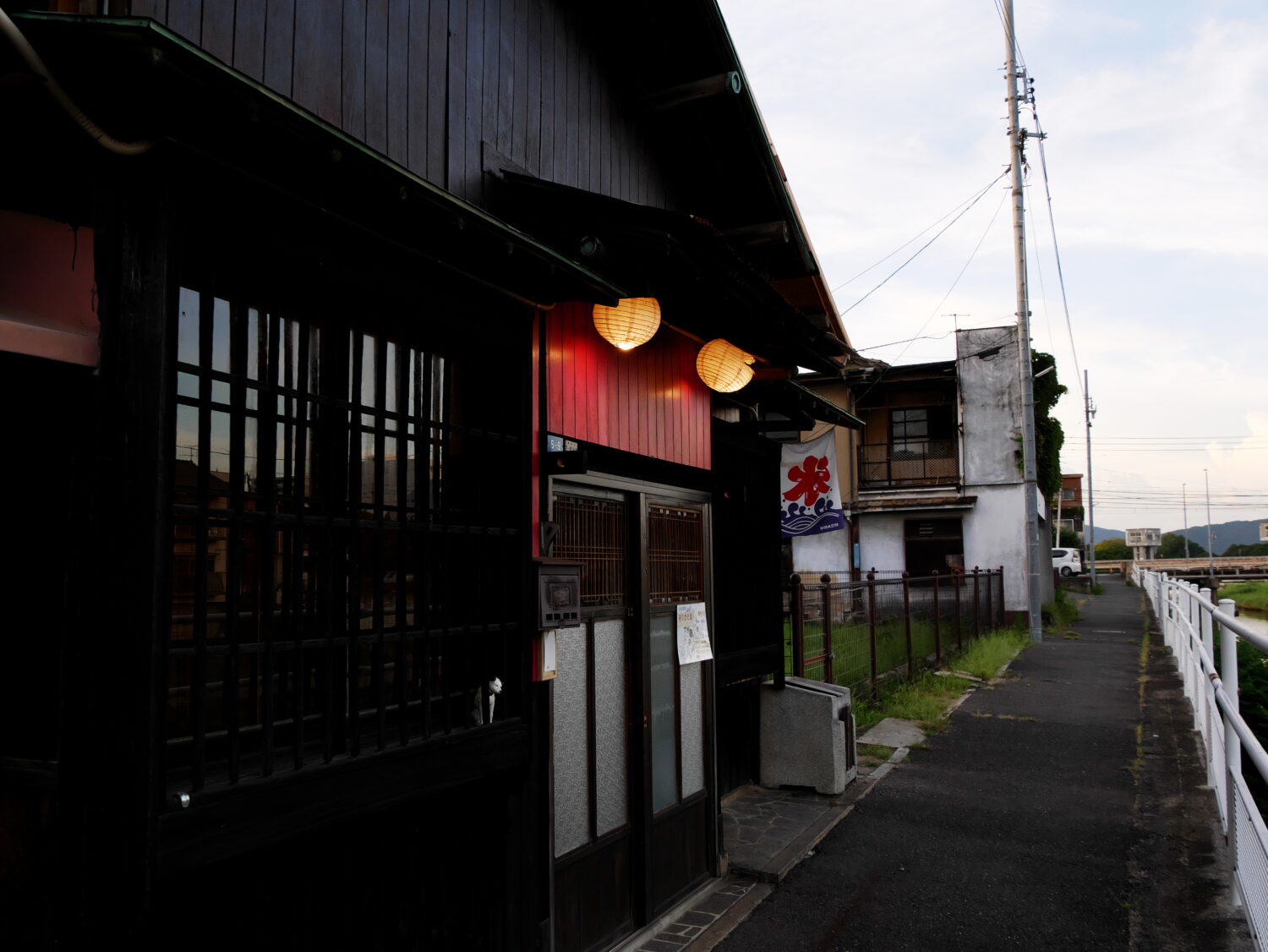 やわらかい明かりが灯る古民家