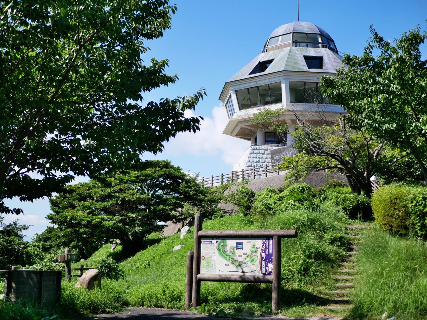 馬ノ山展望台と周囲の木々