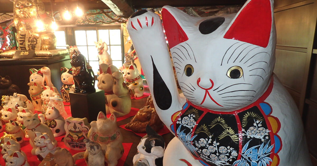 明治時代　神秘的な瞳や猫背、スリムな立ち姿や前掛けが美しい雰囲気抜群の招き猫 日本初の【招き猫美術館】は岡山の招福パワースポット！開館30周年の